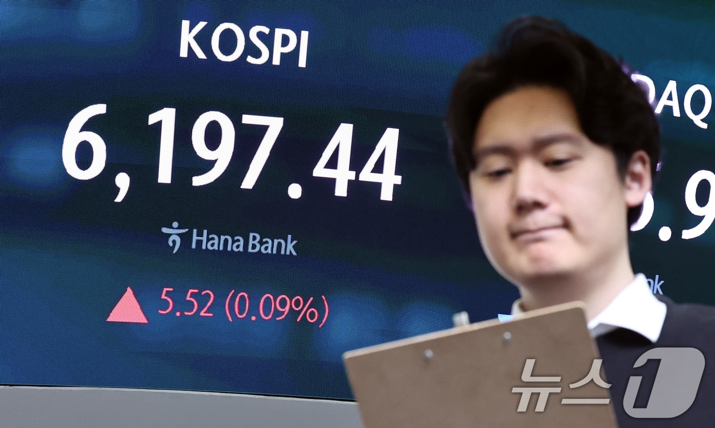 20일 오전 서울 중구 하나은행 딜링룸 현황판에 코스피 지수가 나타나고 있다. 이날 코스피는 전 거래일 보다 22포인트(0.36%) 오른 6213.92로 장을 시작했다. 2026.4.20 ⓒ 뉴스1 구윤성 기자