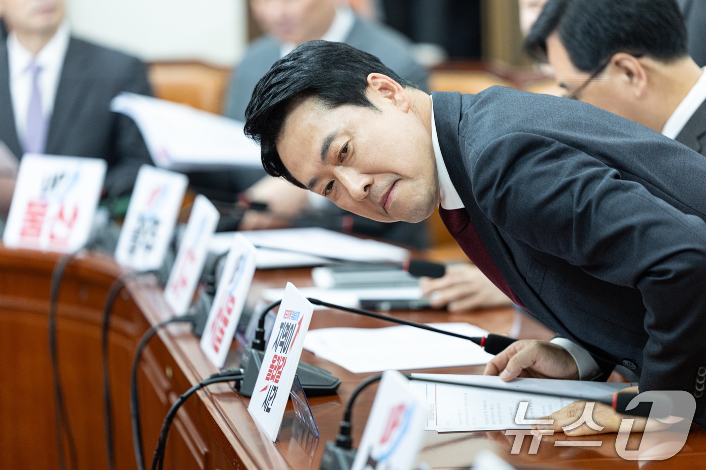 장동혁 국민의힘 대표가 20일 서울 여의도 국회에서 열린 최고위원회의에 참석, 지방선거 슬로건을 살피고 있다. 2026.4.20 ⓒ 뉴스1 이승배 기자