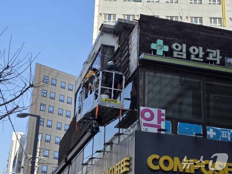 금천구가 풍수해에 대비해 옥외광고물 안전점검을 실시하고 있다.(금천구 제공)