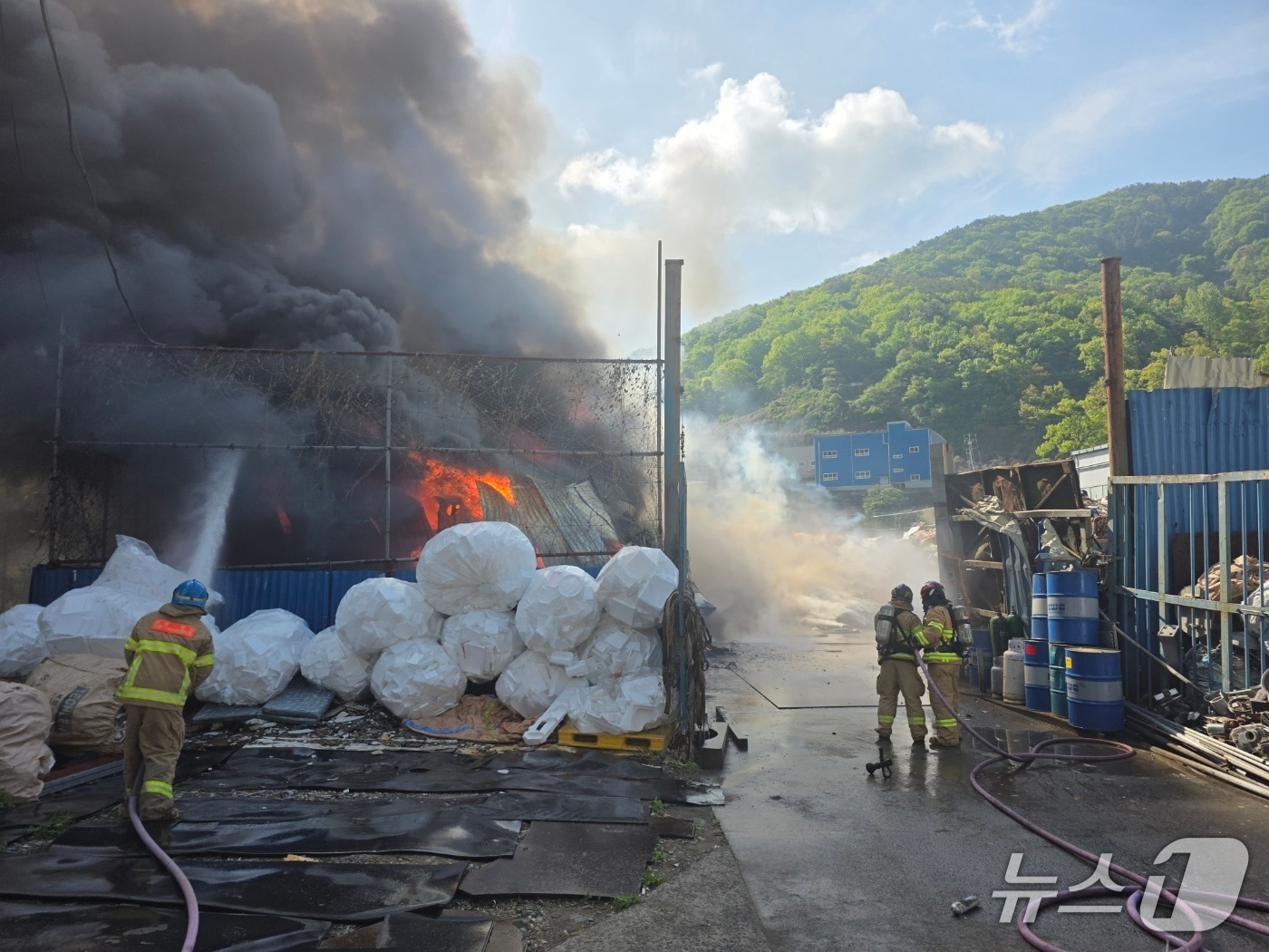 20일 오전 9시 17분쯤 경남 창원시 마산합포구 진동면 고물상에서 불이 나 소방대원들이 진화작업을 벌이고 있다.(창원소방본부 제공. 재판매 및 DB금지)