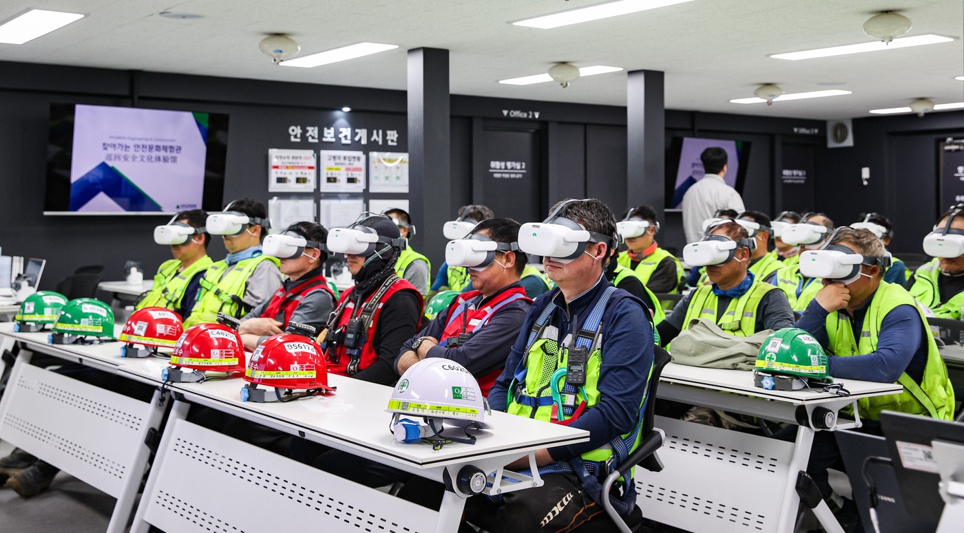 현장 근로자들이 '찾아가는 안전문화체험관' 교육에 참여해 VR 장비를 활용한 체험형 콘텐츠로 안전교육을 받고 있다.(현대건설 제공) 뉴스1ⓒ news1 