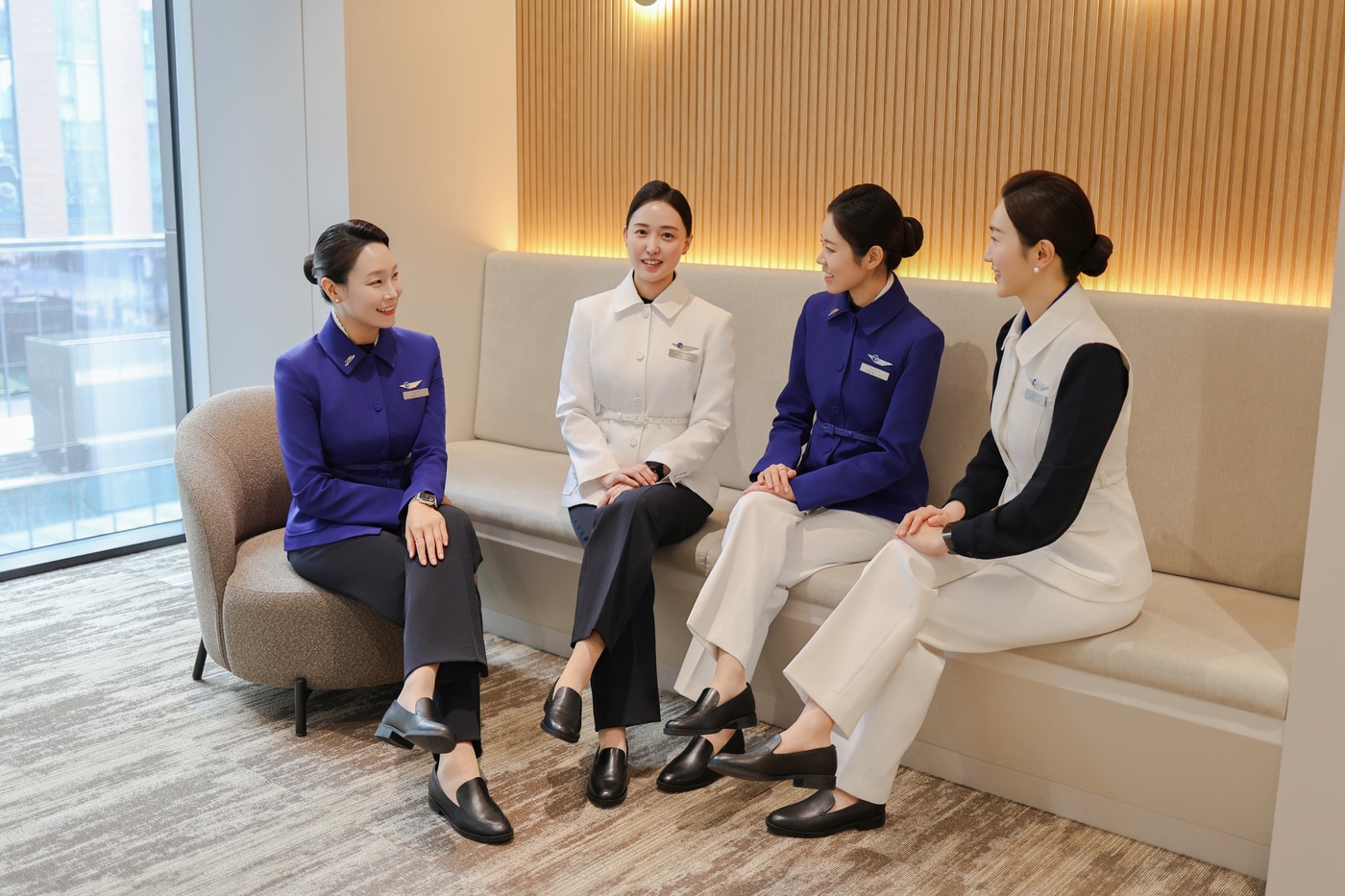 파라타항공 객실승무원들이 신규 도입된 글로벌 기능성 신발 브랜드 '락포트'의 램프화를 착용한 모습(자료사진. 파라타항공 제공). 2026.4.20.