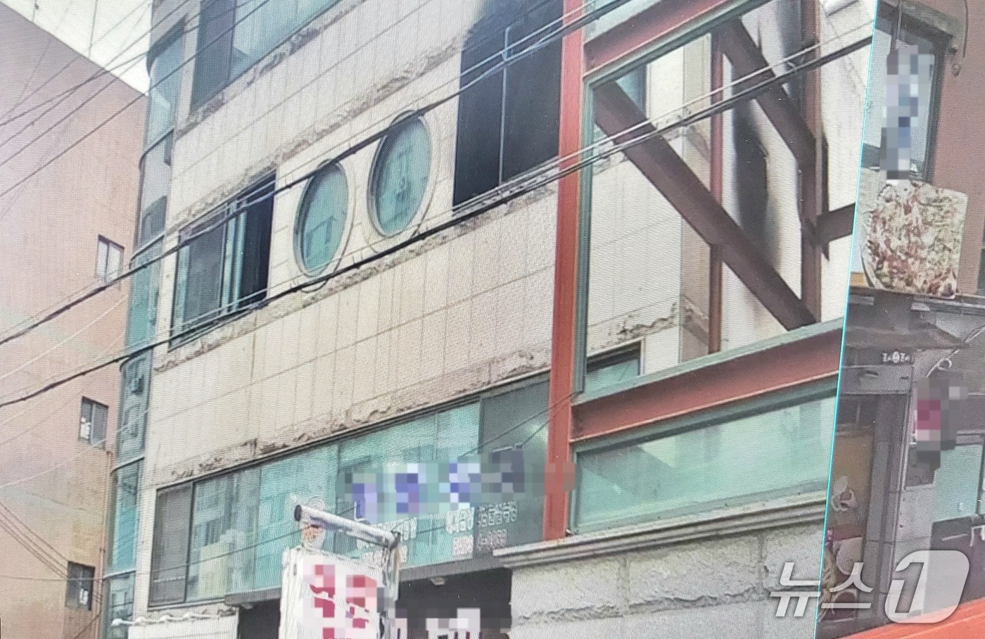 20일 오전 9시 29분께 전북 익산시 영등동의 한 상가건물 3층에서 불이 나 45분만에 진화됐다.(전북소방본부 제공.  재판매 및 DB금지)