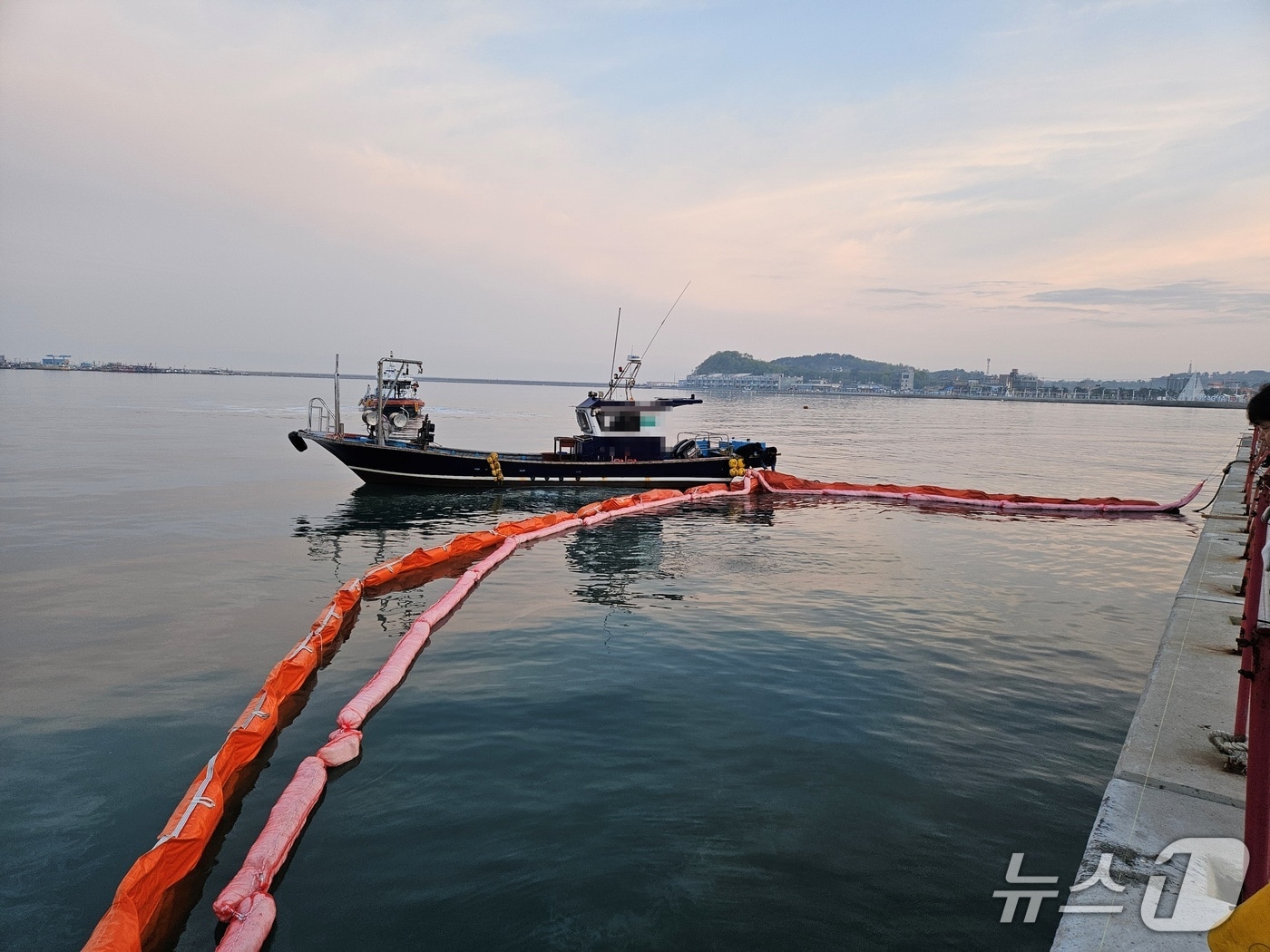 보령해경이 홍성 남당항 침몰 선박에서 유출된 기름에 대해 방제작업을 실시 중인 모습. (보령해경 제공, 재판매 및 DB금지) / 뉴스1  