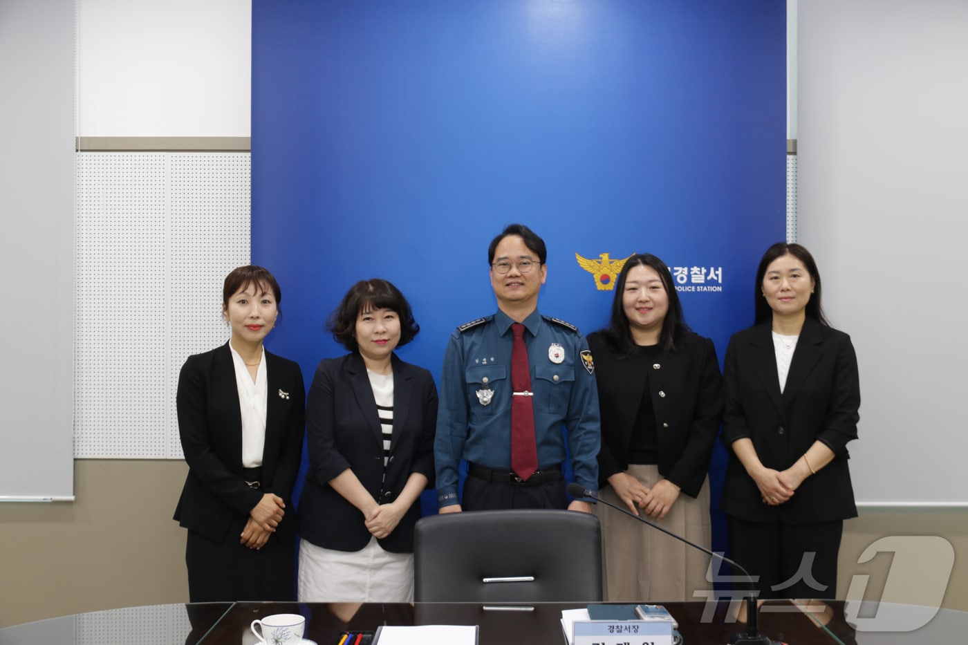 순천경찰서가 20일 보이스피싱을 예방한 금융기관 종사자 4명에게 감사장을 수여하고 기념사진을 촬영하고 있다. (순천경찰 제공. 재판매 및 DB금지) ⓒ 뉴스1 김성준 기자