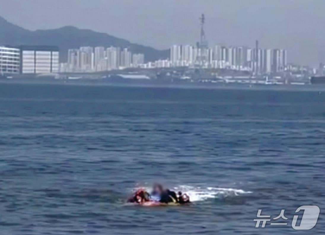 구조 장면(인천 해양경찰서 제공/뉴스1)