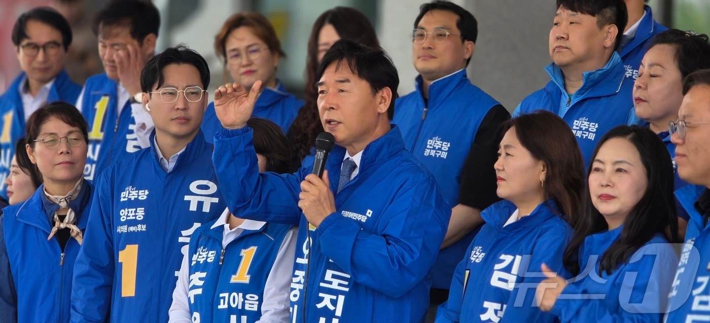 오중기 더불어민주당 경북지사 예비후보가 20일 구미시청사 앞에서 민주당 도시의원 예비후보들과 함께 기자회견을 하고 있다. 2026.4.20 ⓒ 뉴스1 정우용 기자