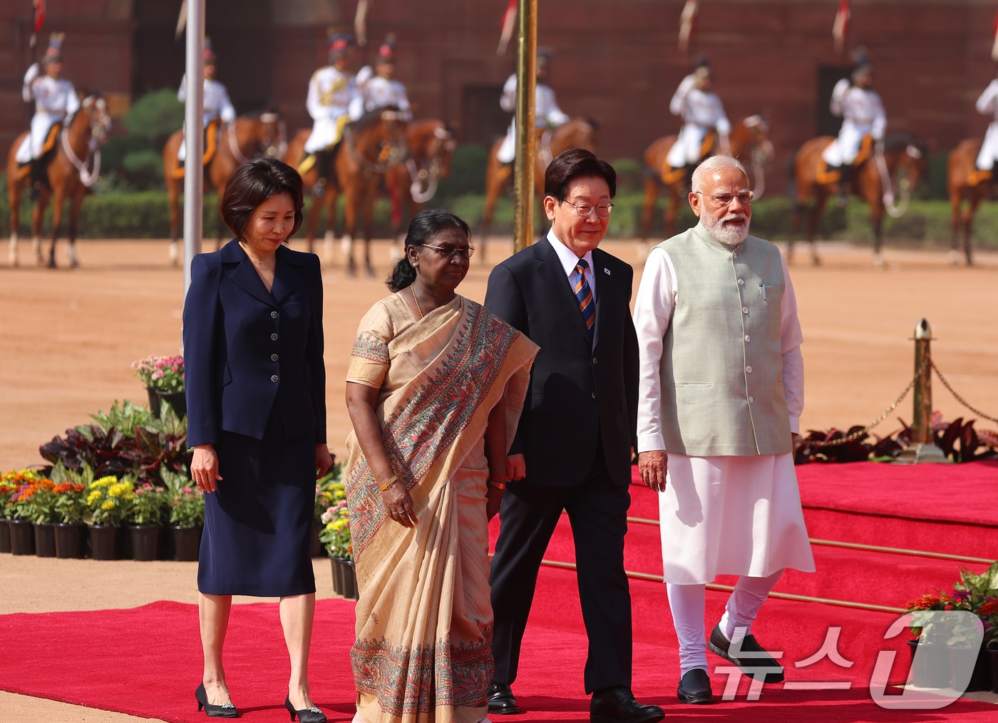 이재명 대통령과 김혜경 여사가 20일 뉴델리 대통령궁 광장에서 열린 공식환영식에서 드라우파디 무르무 인도 대통령, 나렌드라 모디 인도 총리와 의장대를 사열한 뒤 이동하고 있다. 2026.4.20 ⓒ 뉴스1 이재명 기자