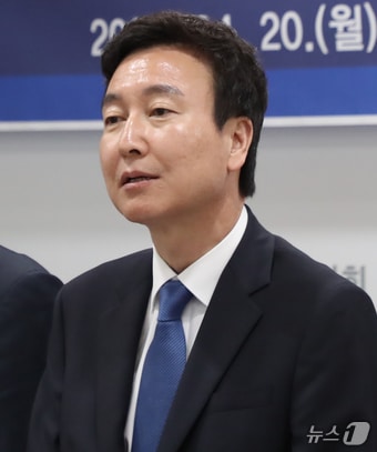 더불어민주당 1호 영입인재인 전태진 변호사가 20일 울산시의회 프레스센터에서 기자회견을 하고 있다. 전 변호사는 6·3 지방선거와 함께 치러지는 울산 남구갑 국회의원 보궐선거에 후보로 나선다. 2026.4.20 ⓒ 뉴스1 조민주 기자