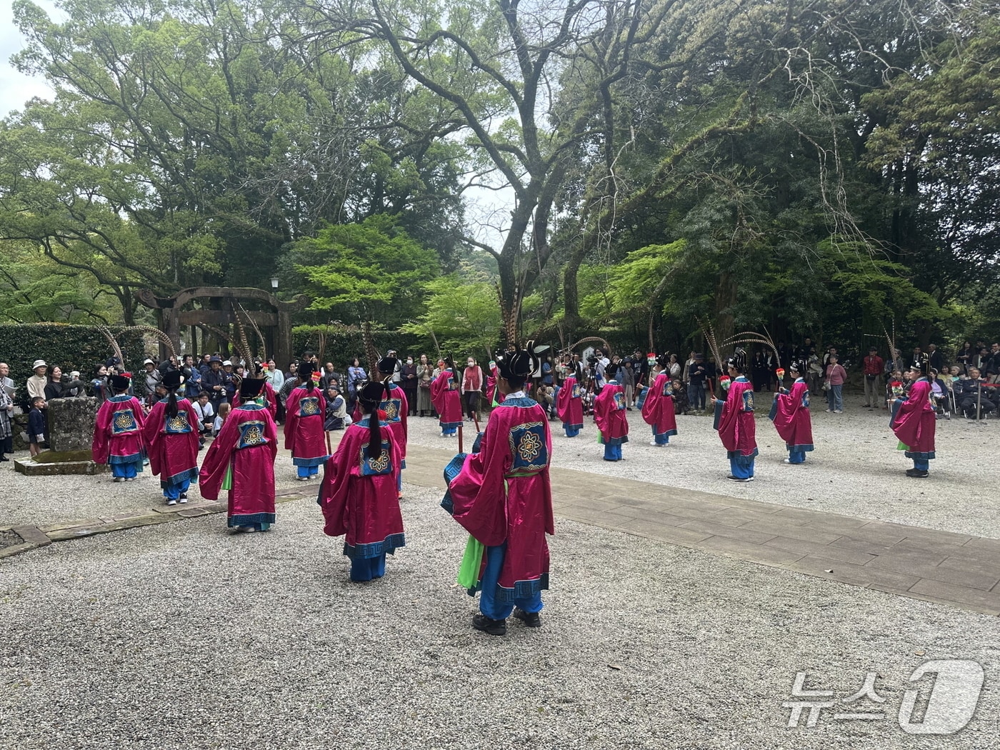 타쿠시의 학생들이 석전춤釈菜舞 을 올리고 있다.