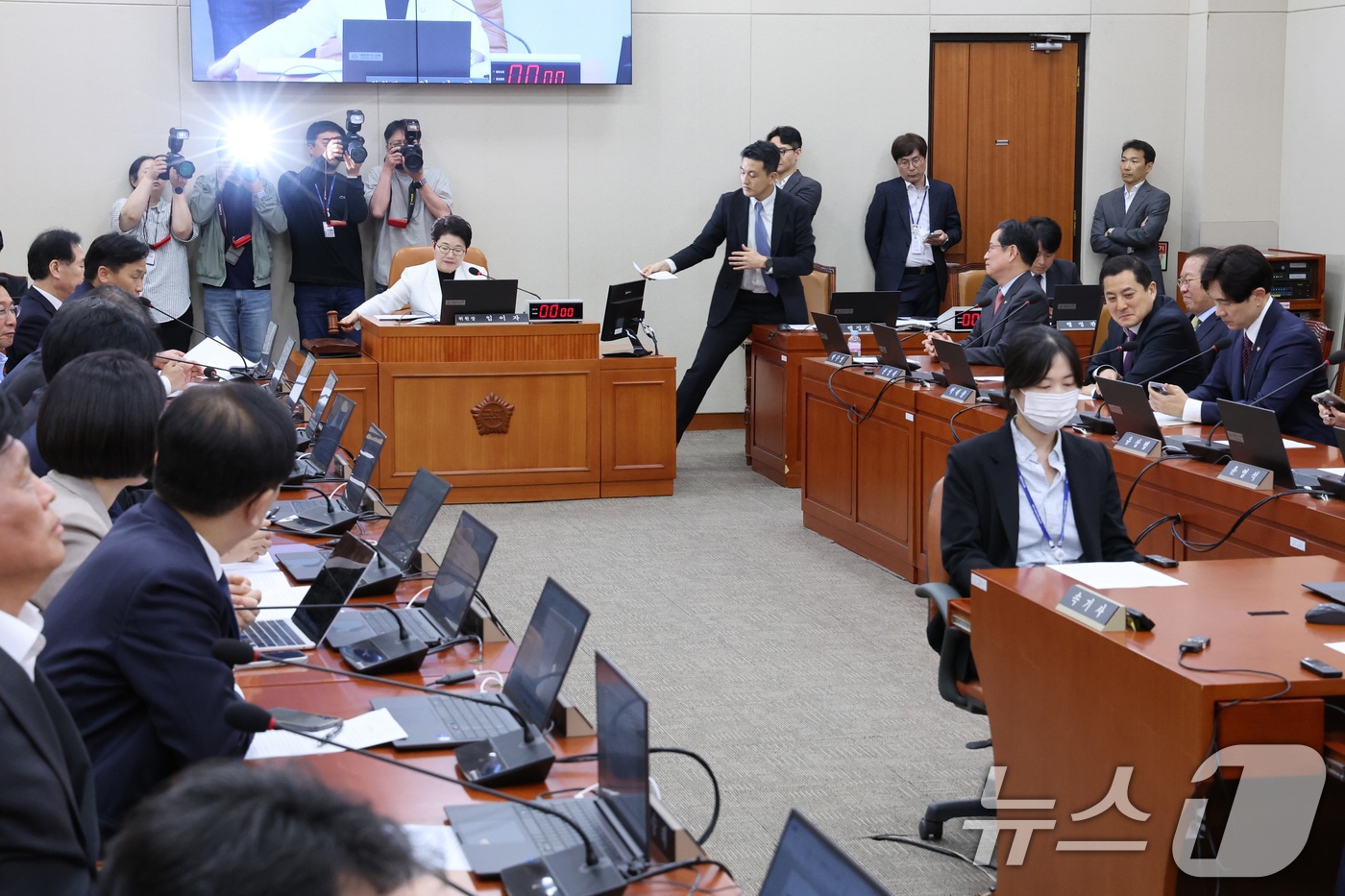 임이자 위원장이 20일 서울 여의도 국회에서 열린 재정경제기획위원회 전체회의에서 한국은행 총재후보자(신현송) 인사청문경과보고서 채택의 건을 가결하고 있다. 2026.4.20 ⓒ 뉴스1 신웅수 기자