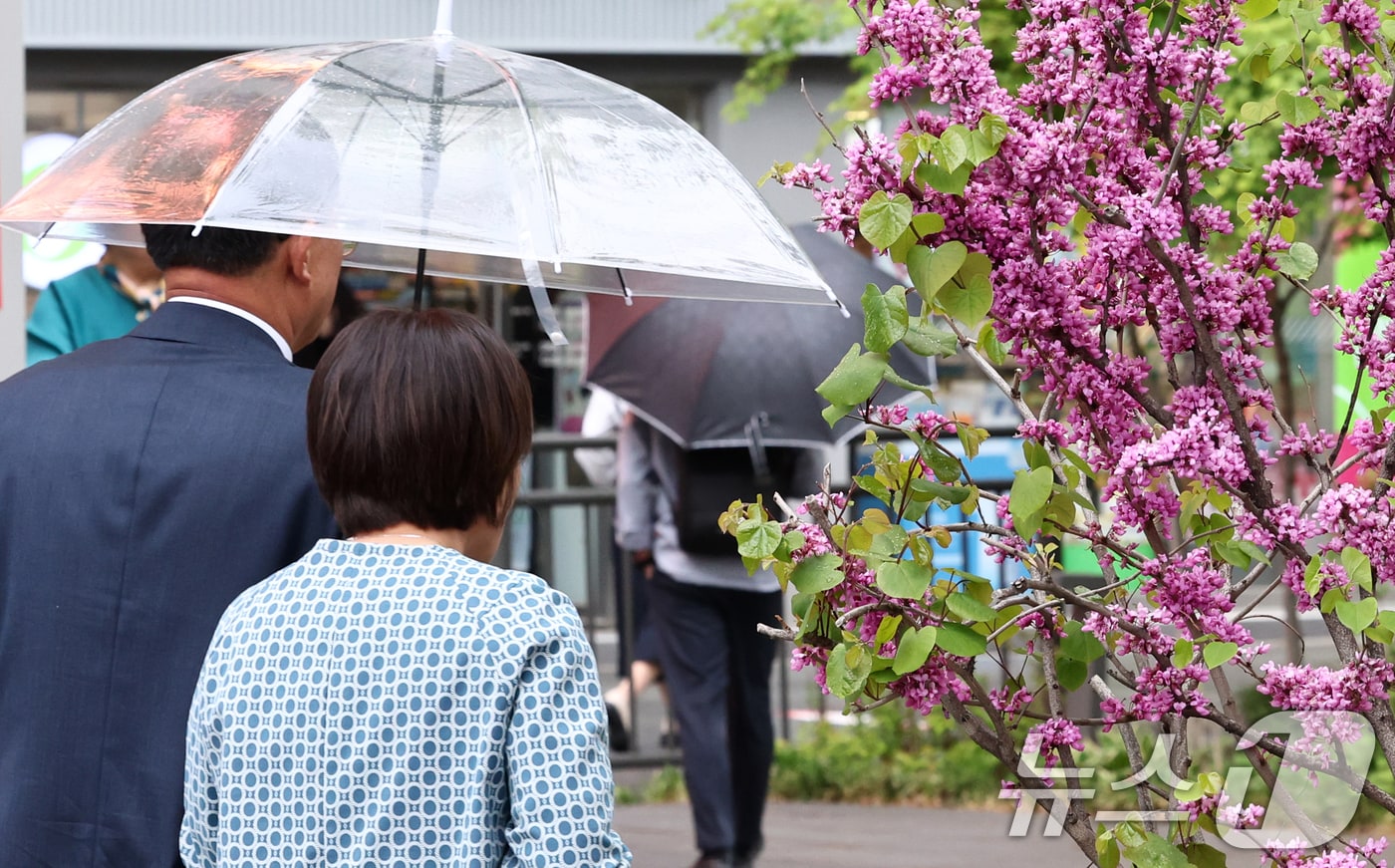 봄비가 내린 20일 오후 서울 종로구 광화문광장에서 시민들이 우산을 쓰고 발걸음을 옮기고 있다. 2026.4.20 ⓒ 뉴스1 최지환 기자