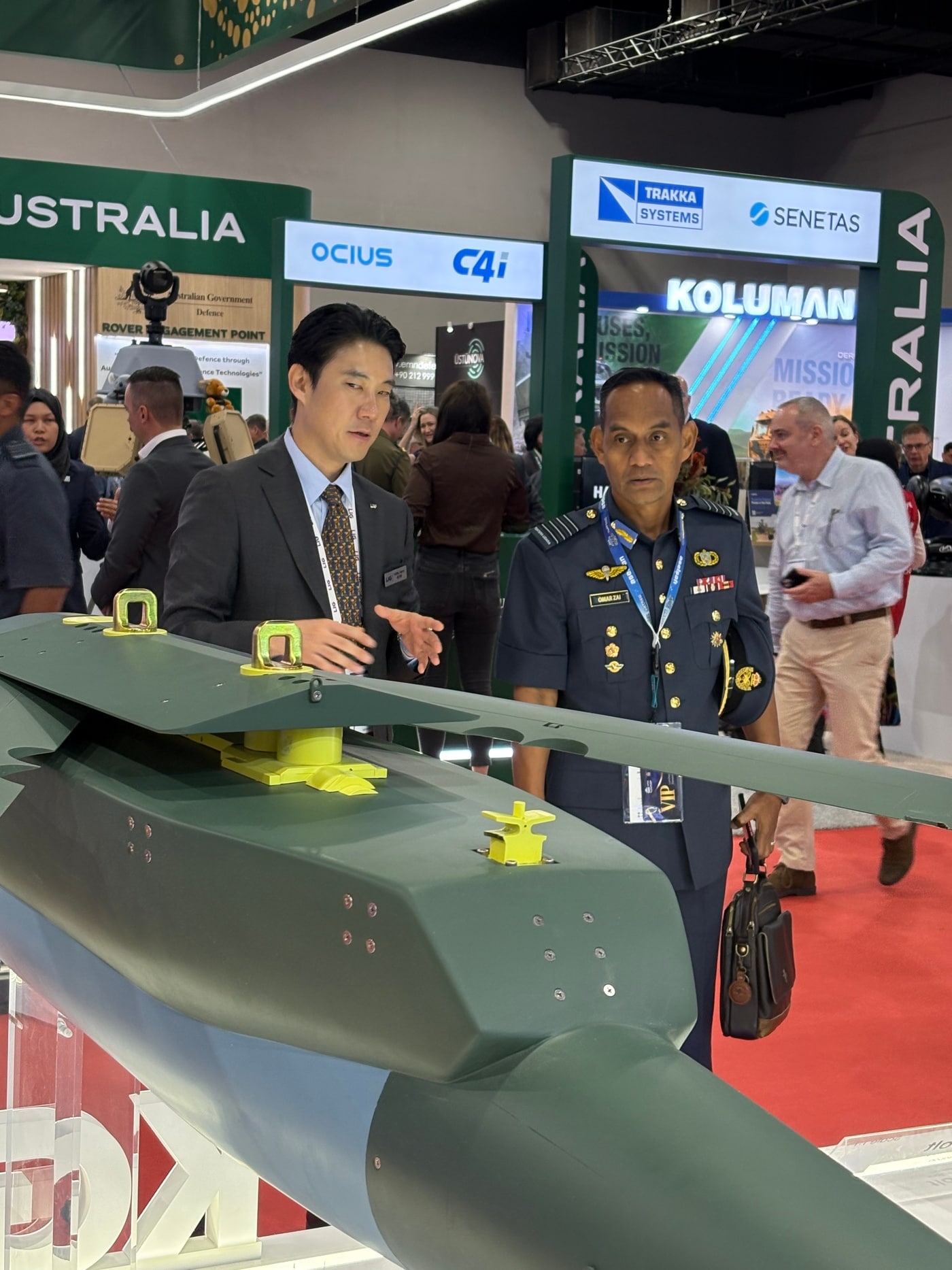 'DSA 2026'에서 LIG Defense&Aerospace 관계자가 내방객에게 전시된 무기체계에 대해 설명하고 있다. (LIG D&A 제공)