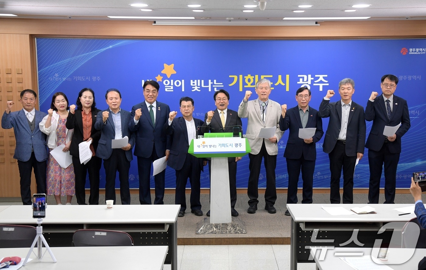 강기정 광주광역시장이 20일 시청 브리핑실에서 기자회견을 열고, 5·18정신의 대한민국 헌법 전문 수록을 제22대 국회에 공식 촉구하고 있다. (광주광역시 제공. 재판매 및 DB금지) 2026.4.20 