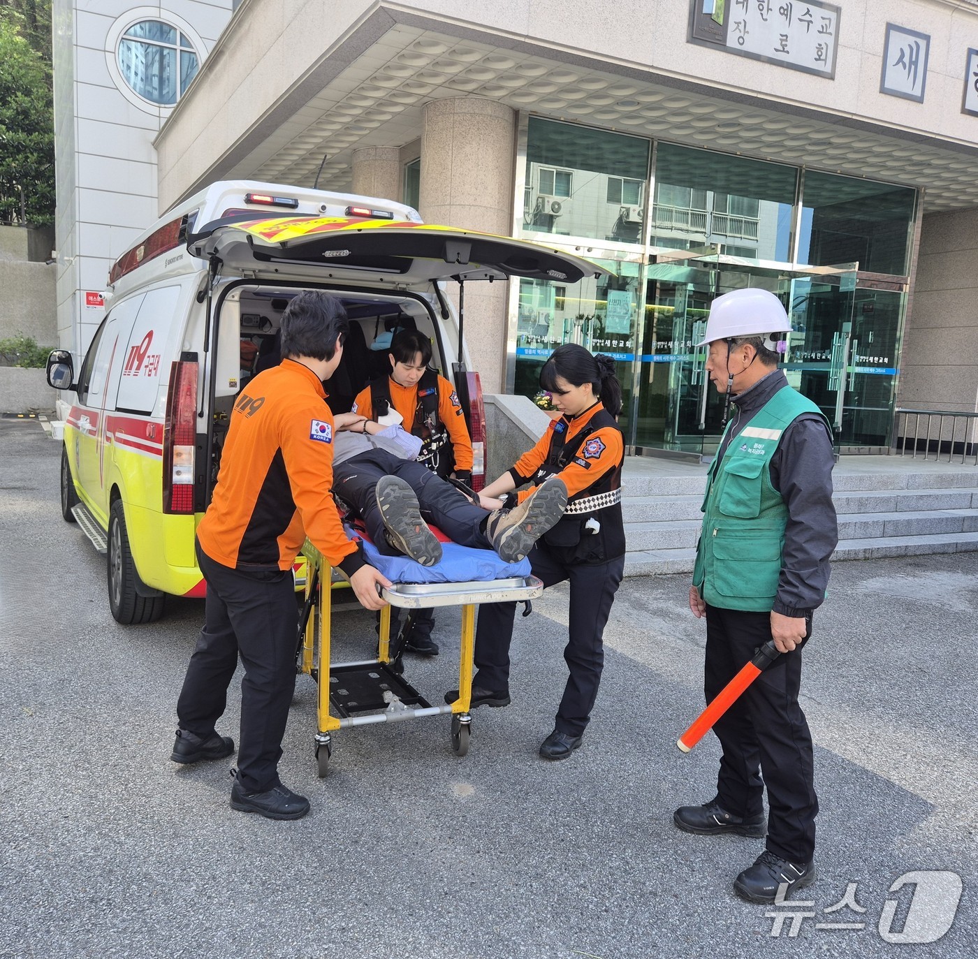 산사태 부상자 이송 훈련이 진행되고 있다.(동래구 제공. 재판매 및 DB금지)