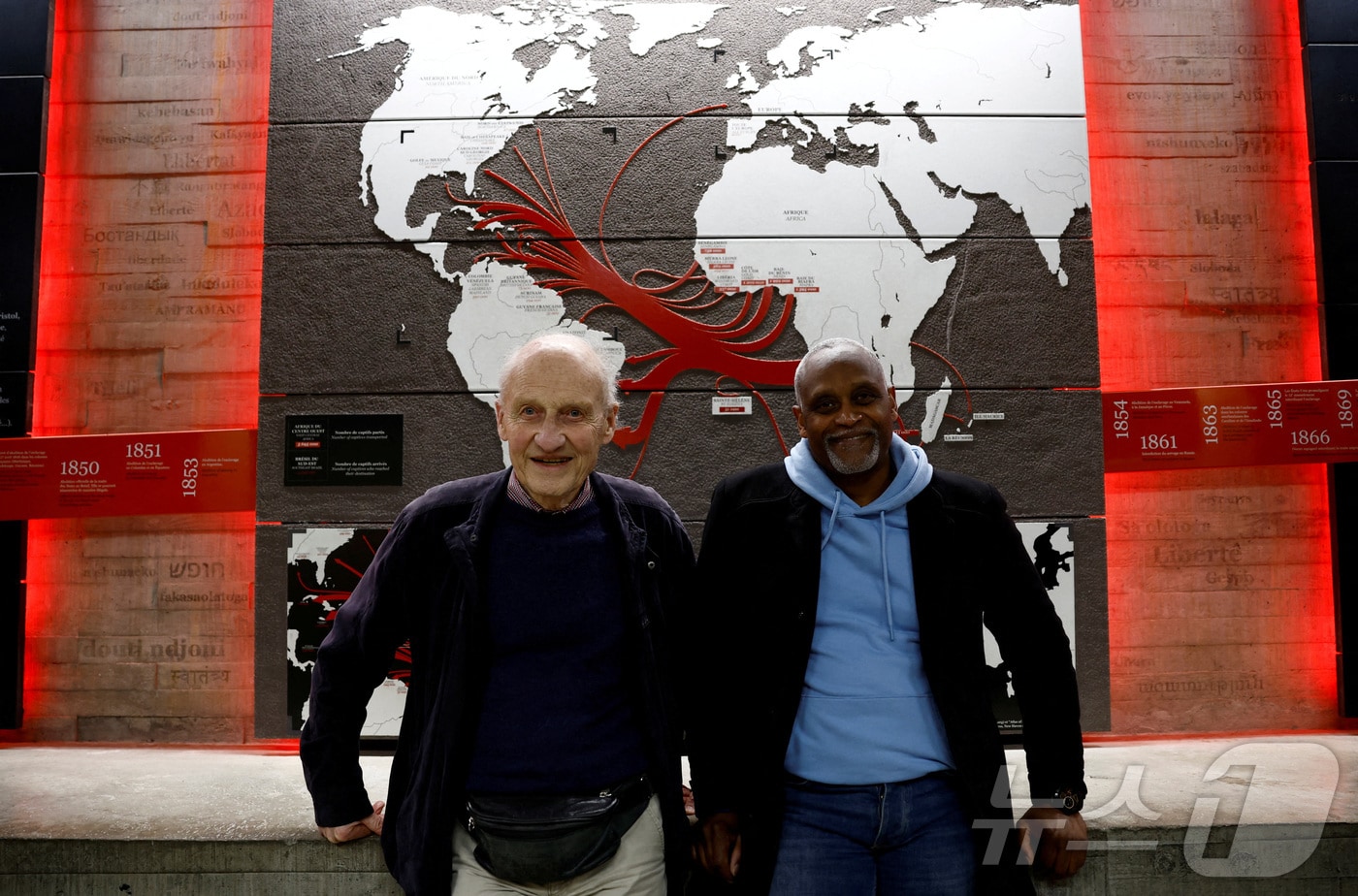 프랑스의 피에르 기용 드 프랭스가 19일(현지시간) 낭트에서 열린 선박 돛대 모형 제막식에 앞서 자신의 선조들이 저지른 노예 무역에 대해 사과했다. 사진은 피에르 기용 드 프랭스(왼쪽)과 카리브해 마르티니크 출신 노예 후손인 디외도네 부트랭. 2026.4.19. ⓒ 뉴스1 ⓒ 로이터=뉴스1