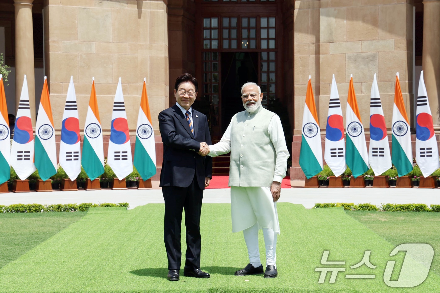 인도를 국빈 방문 중인 이재명 대통령이 20일 뉴델리 영빈관에서 정상회담을 하기 앞서 나렌드라 모디 인도 총리와 기념촬영을 하고 있다. 2026.4.20 ⓒ 뉴스1 이재명 기자