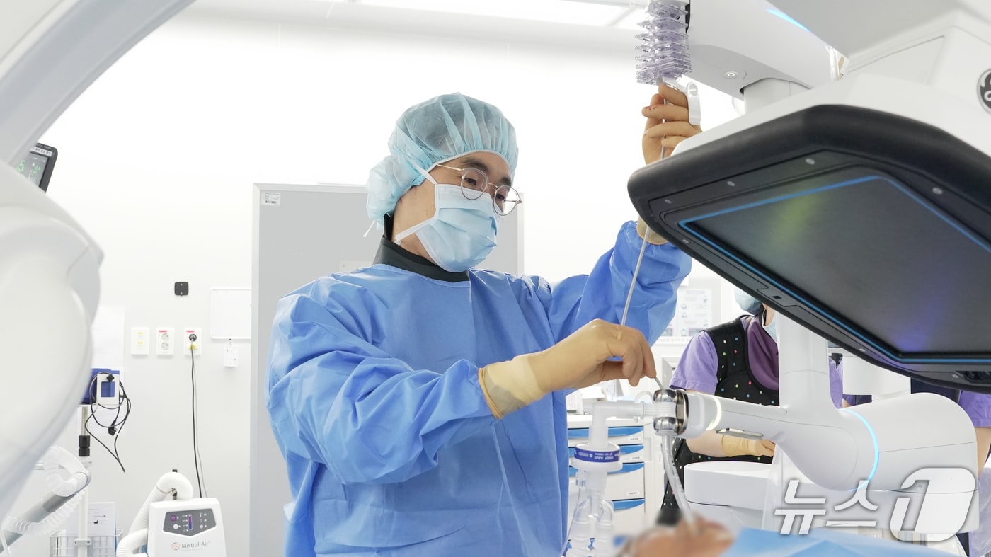 차세대 폐암 진단 장비를 다루는 박동일 충남대병원 호흡기알레르기내과 교수(충남대병원 제공) /뉴스1