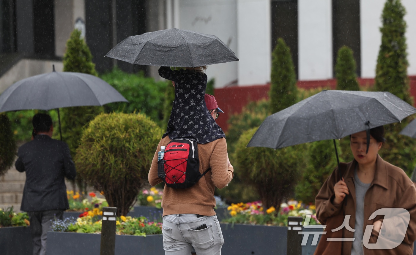 20일 오후 서울 중구 시청역 인근에서 시민들이 우산을 쓰고 이동하고 있다. 2026.4.20 ⓒ 뉴스1 임지훈 인턴기자