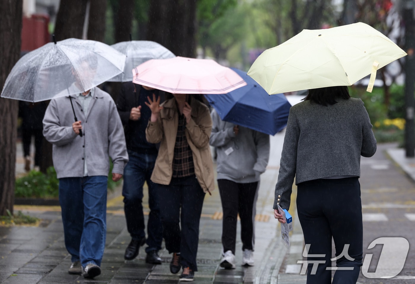절기상 '곡우'(穀雨)인 20일 오후 서울 중구 시청역 인근에서 시민들이 우산을 쓰고 이동하고 있다. 2026.4.20 ⓒ 뉴스1 임지훈 인턴기자