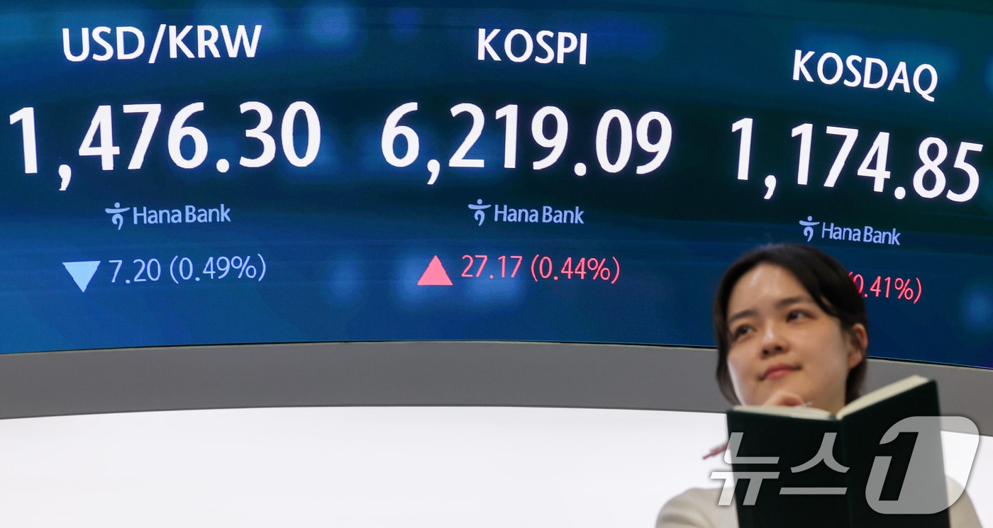 메모리 '대장주' 따라 시스템·소부장 '날개'...반도체 밸류체인 '랠리' - 뉴스 썸네일 이미지