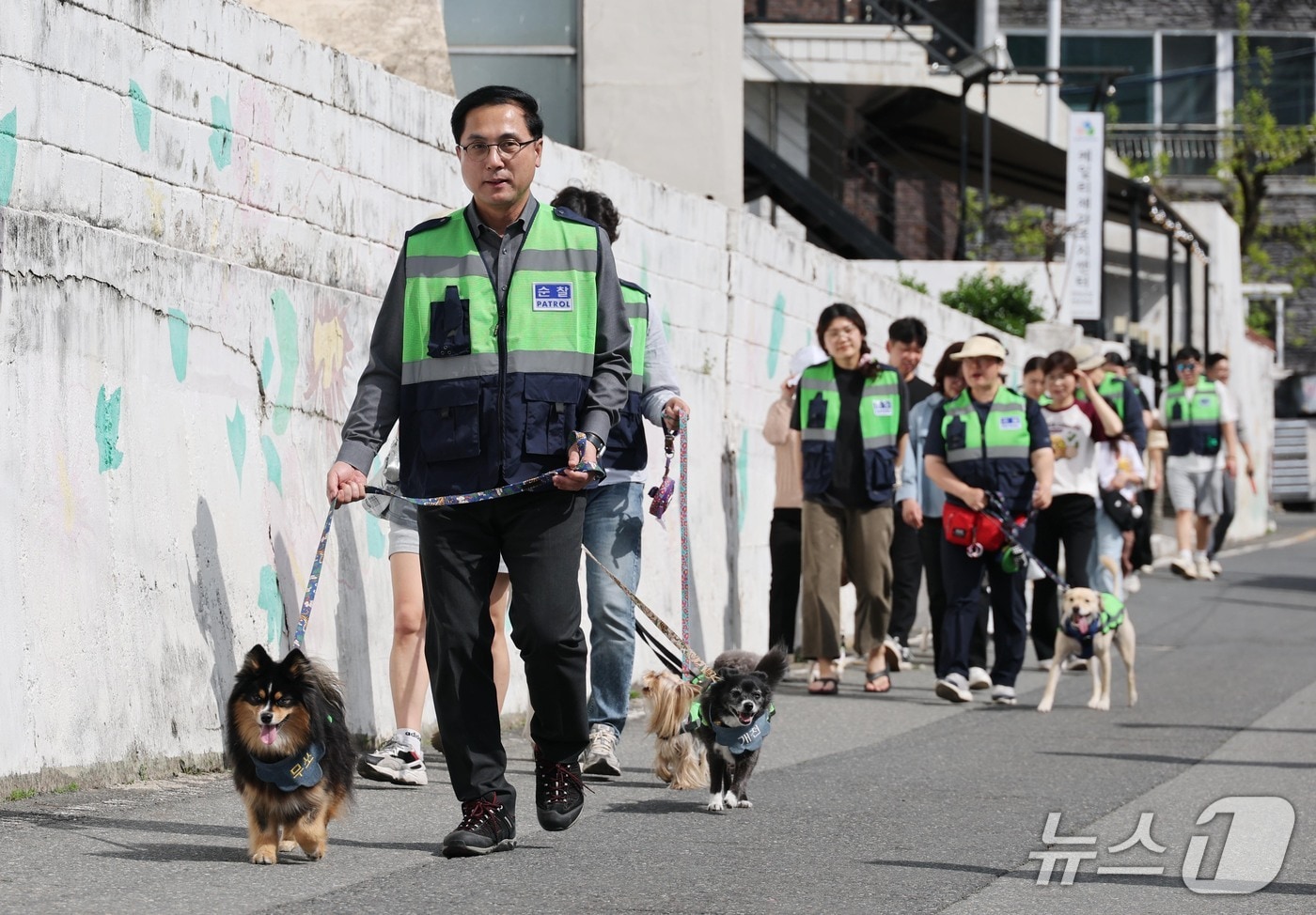 동구 펫 119 반려견순찰대 합동 순찰 모습.(동구 제공. 재판매 및 DB금지)/뉴스1