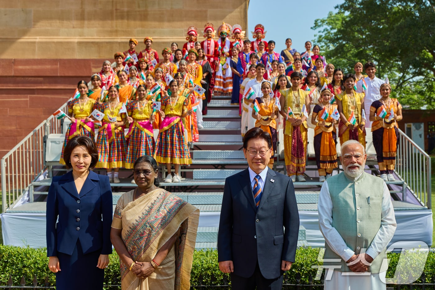 이재명 대통령과 김혜경 여사가 20일 뉴델리 대통령궁 광장에서 열린 공식환영식에서 드라우파디 무르무 인도 대통령, 나렌드라 모디 인도 총리와 기념촬영을 하고 있다. (공동취재) 2026.4.20 ⓒ 뉴스1 이재명 기자