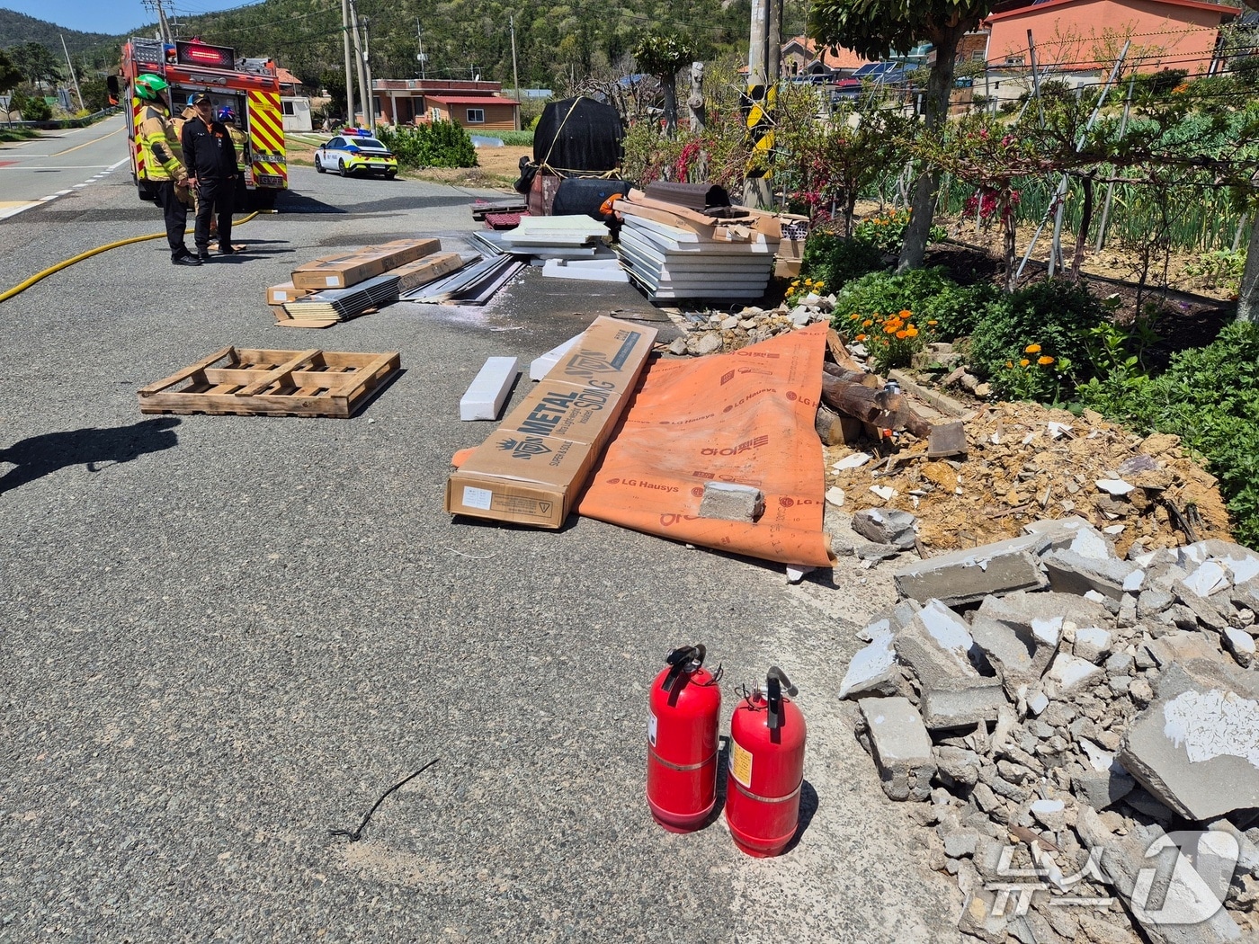 지난 16일 전남 진도군 임회면 남동리의 길가에 적치된 건축자재에서 불이 나 김성재 마을이장이 소화기 2대로 진화한 모습.(전남소방본부 제공. 재판매 및 DB 금지)