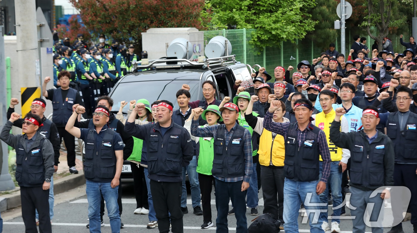 20일 경남 진주시 정촌면 CU 진주물류센터 앞에서 열린 민주노총 화물연대 CU지회 집회에서 화물연대 노조원들이 구호를 외치고 있다. 이날 현장에서는 화물차와 집회 참가자 3명이 충돌해 1명이 숨지고 2명이 다치는 사고가 발생했다. 2026.4.20 ⓒ 뉴스1 윤일지 기자