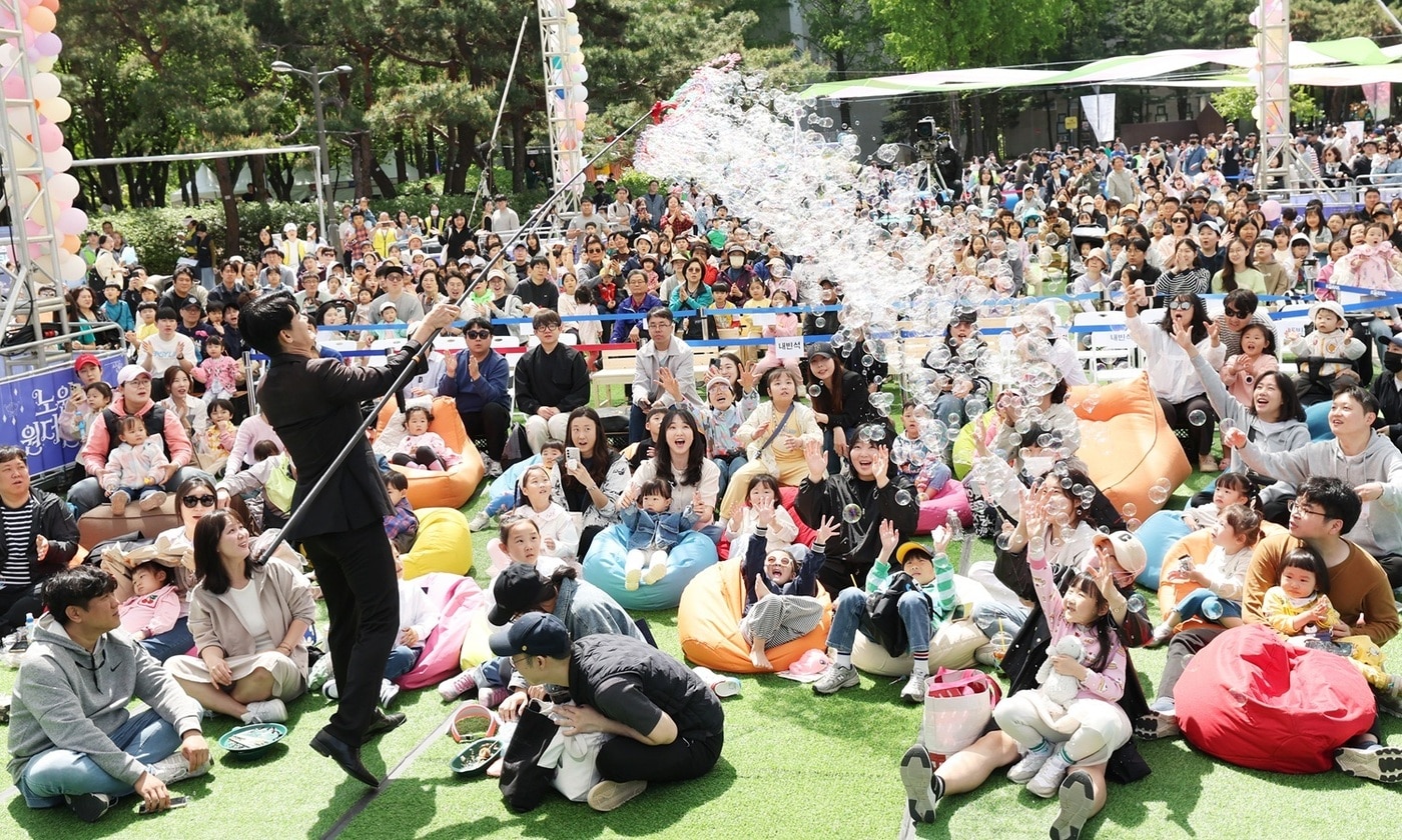 2025 어린이날 축제 중 버블매직쇼를 관람하는 모습(노원구 제공)