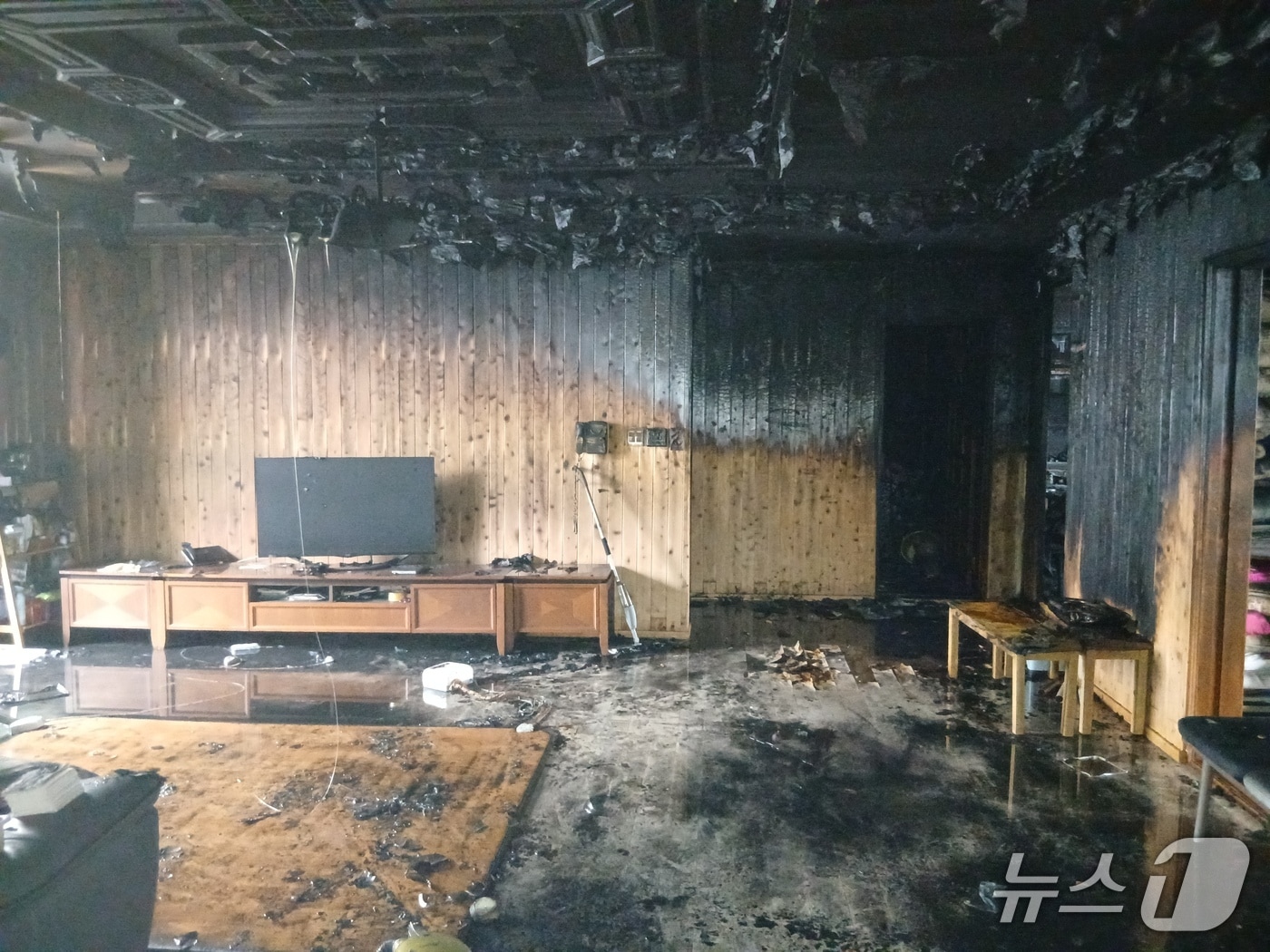 20일 오전 9시 29분께 전북 익산시 영등동의 한 상가건물 3층에서 불이 났다.