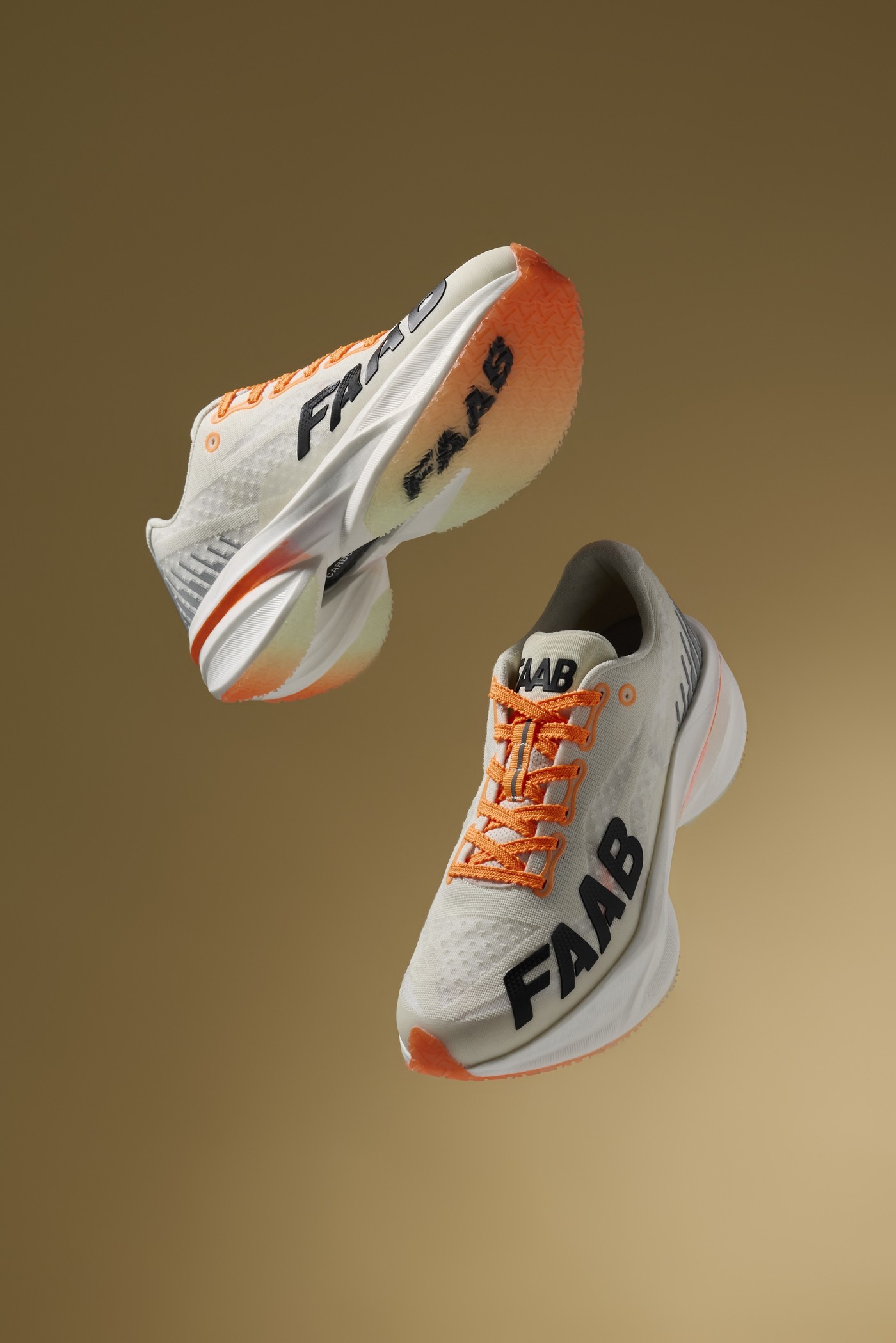 러닝화 전문 메이커 파브(FAAB)가 카본 러닝화 ‘카본 내비(CARBON-NAVI)’를 개발해 시판한다.(FAAB 제공)