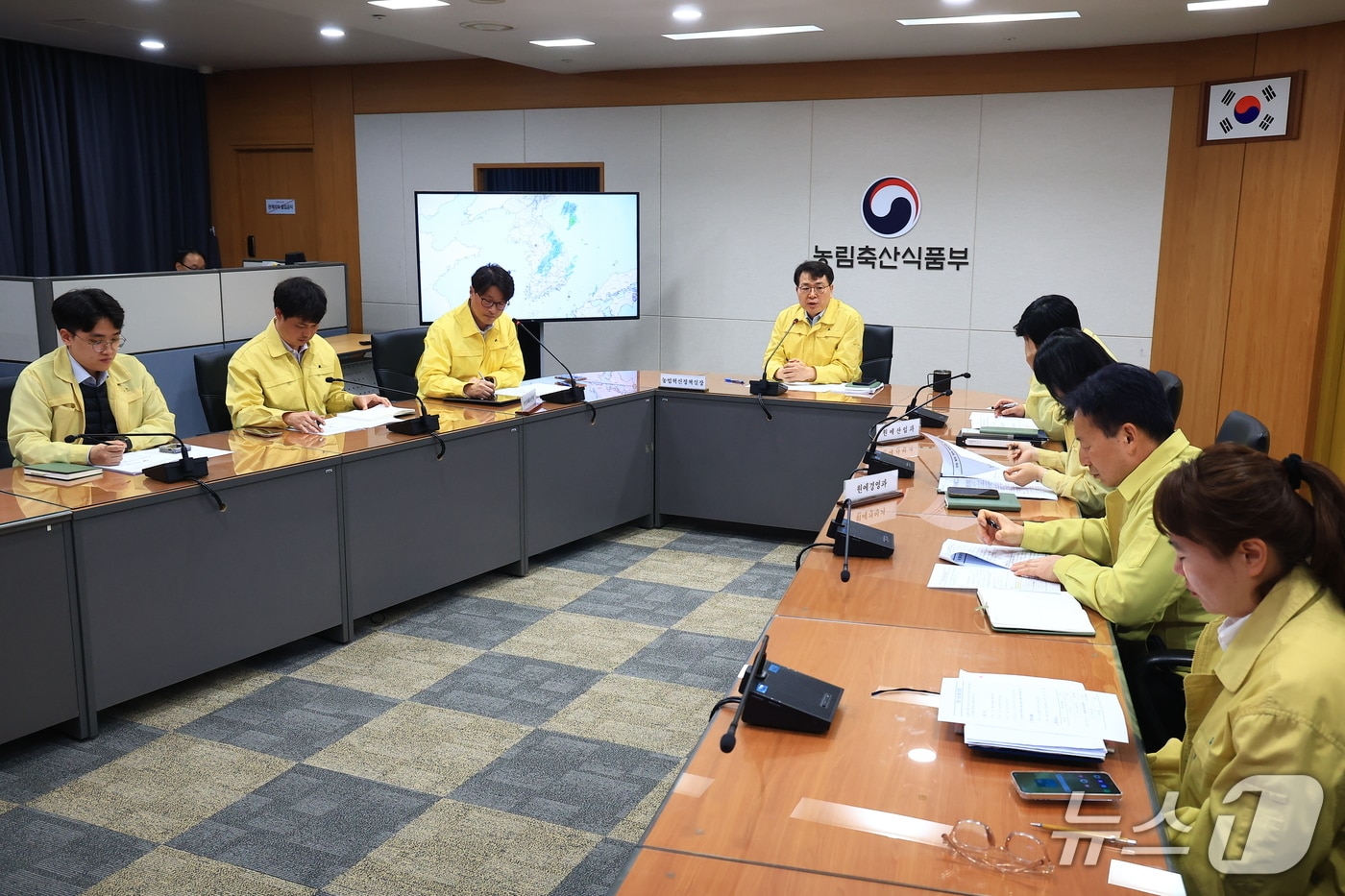 농림축산식품부는 20일 오후 김정욱 농산업혁신정책실장 주재로 한파 특보에 따른 농작물 피해 최소화를 위한 긴급 점검회의를 했다고 밝혔다. (농식품부 제공) /2026.4.20/