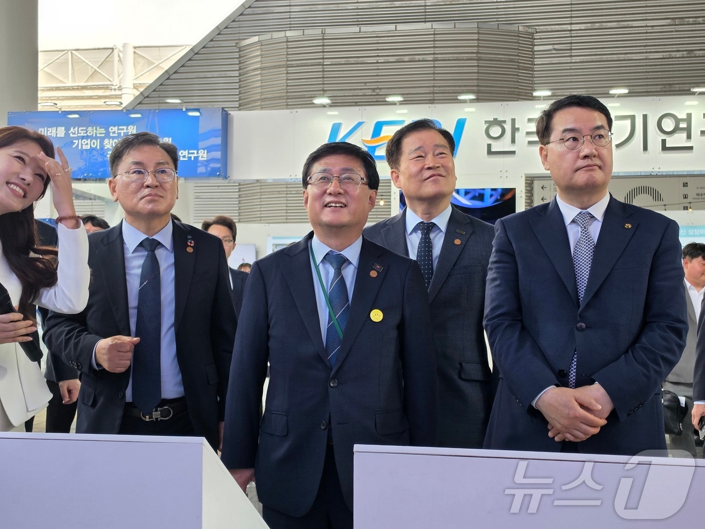 김성환 기후에너지환경부 장관이 20일 전남 여수 세계박람회장에서 열린 유엔기후변화협약(UNFCCC) 주관 제3차 기후주간 및 기후환경에너지부 주관 녹색 대전환 국제주간 행사에서 에너지·환경 관련 부스를 방문하고 있다. 부스 라운딩에는 이유진 대통령실 기후환경에너지비서관, 정현구 여수시 부시장 등이 동행했다. 2026.4.20 ⓒ 뉴스1 황덕현 기후환경전문기자