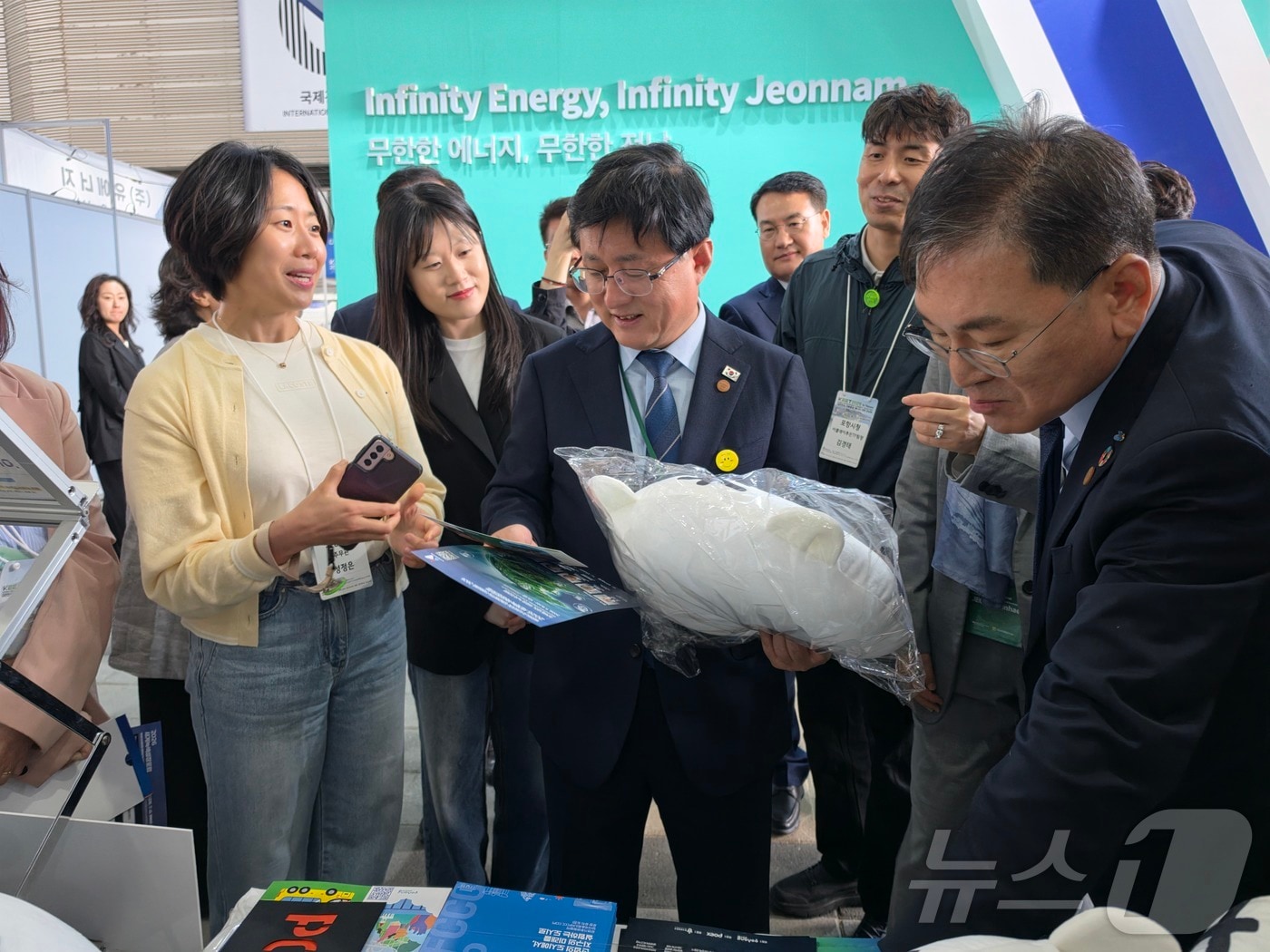 김성환 기후에너지환경부 장관이 20일 전남 여수 세계박람회장에서 열린 유엔기후변화협약(UNFCCC) 주관 제3차 기후주간 및 기후환경에너지부 주관 녹색 대전환 국제주간 행사에서 에너지·환경 관련 부스를 방문하고 있다. ⓒ 뉴스1 황덕현 기후환경전문기자