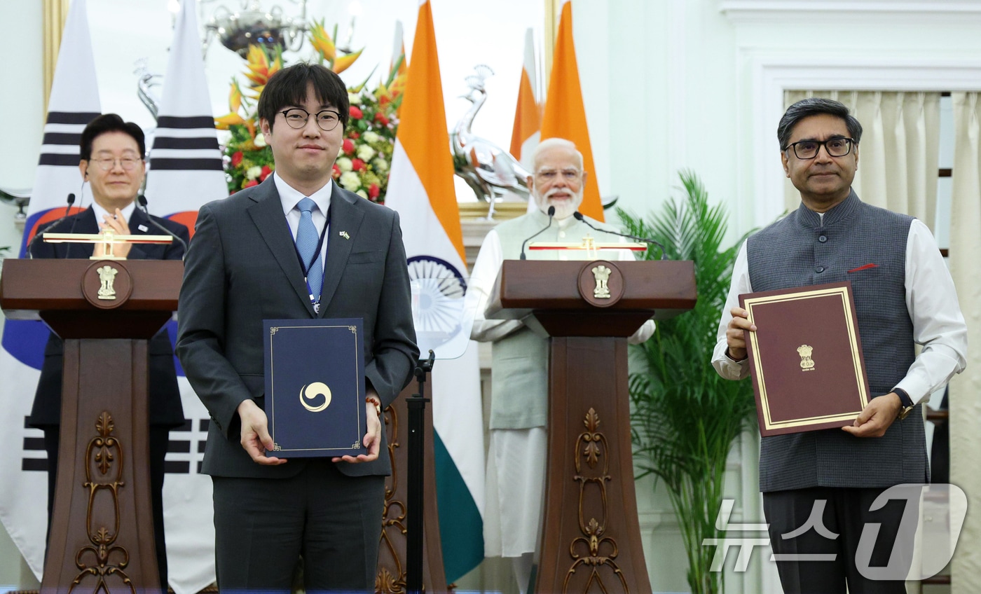 이재명 대통령과 나렌드라 모디 인도 총리가 참석한 가운데 20일 뉴델리 영빈관에서 하정우 AI미래기획수석과 비크람 미스리 외교부 수석차관이 디지털 브릿지 프레임워크 양해각서 협약식을 하고 있다. 2026.4.20 ⓒ 뉴스1 이재명 기자