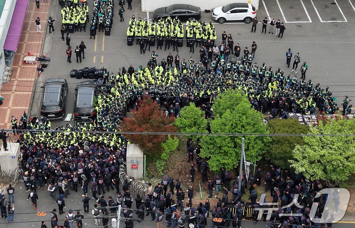 20일 경남 진주시 정촌면 CU 진주물류센터 앞에서 진입을 시도하는 화물연대 노조원들을 경찰이 막아서고 있다. 이날 현장에서는 화물차와 집회 참가자 3명이 충돌해 1명이 숨지고 2명이 다치는 사고가 발생했다. 2026.4.20 ⓒ 뉴스1 윤일지 기자