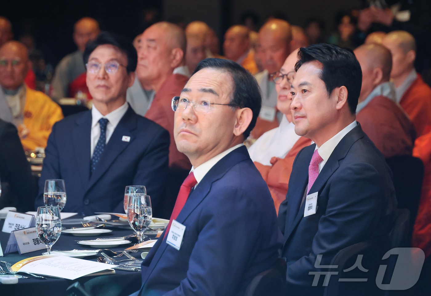 김민석 국무총리와 장동혁 국민의힘 대표, 주호영 국회부의장이 20일 오후 서울 중구 신라호텔에서 열린 ‘불기2570년 부처님오신날맞이 대한민국불교도 봉축대법회’에 참석하고 있다. (공동취재) 2026.4.20 ⓒ 뉴스1 김진환 기자