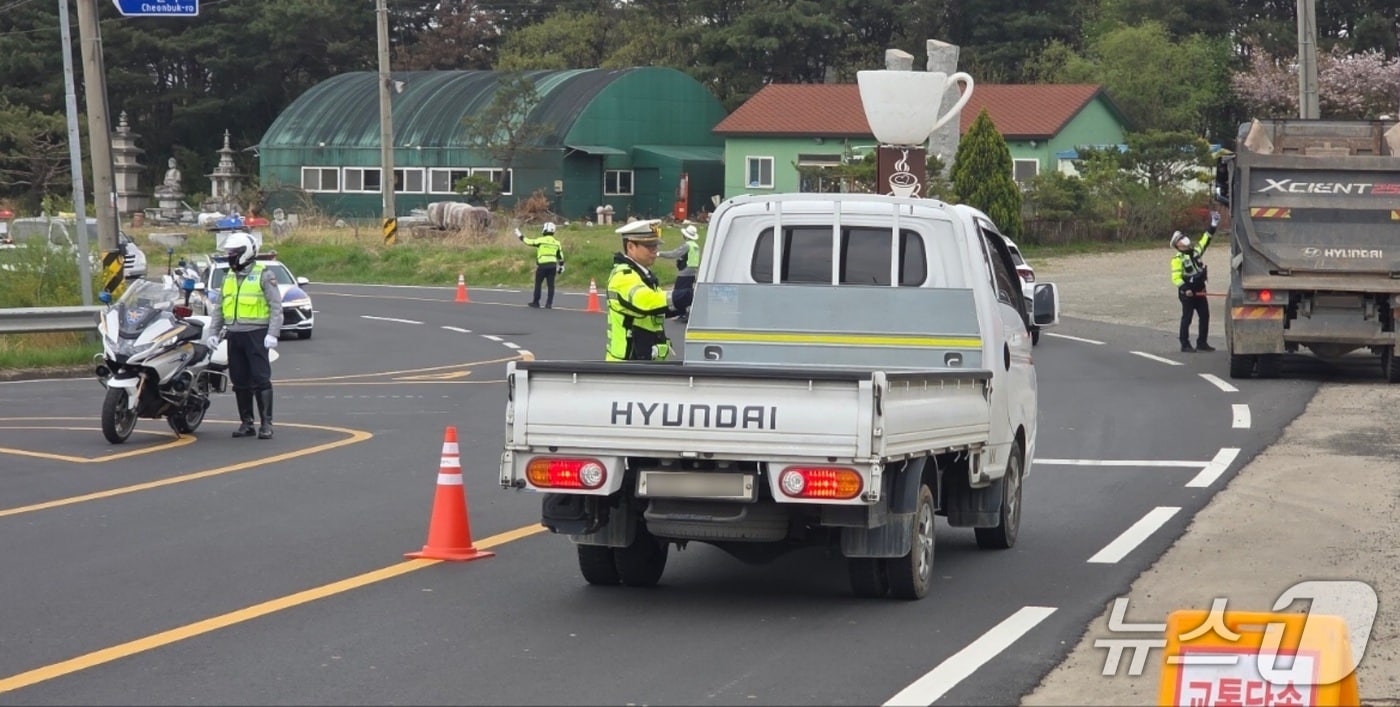 경북경찰청의 안전띠·안전모 미착용 집중 단속 현장(경북경찰청 제공. 재판매 및 DB 금지)2026.4.20/뉴스1