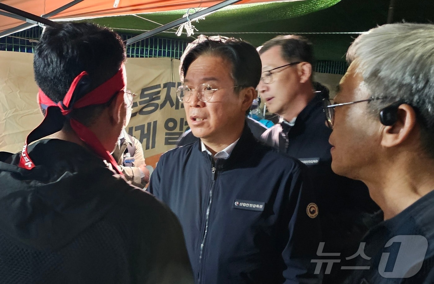 김영훈 고용노동부 장관이 20일 진주시 정촌면 CU 진주물류센터 앞 화물연대 집회 현장을 방문했다. 2026.4.20 ⓒ 뉴스1 한송학 기자