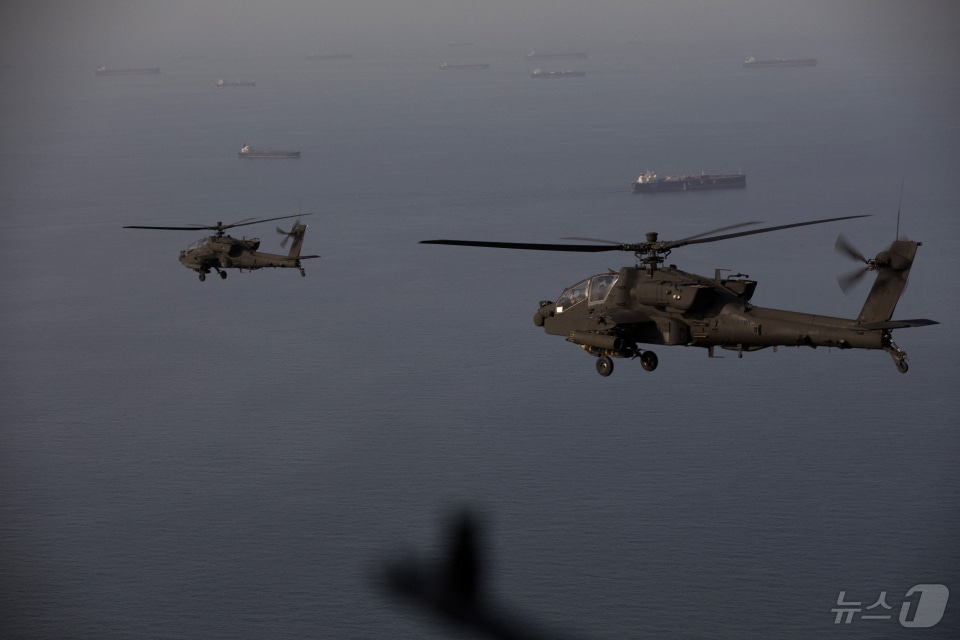 미군 중부사령부(CENTCOM)가 엑스(X) 계정을 통해 공개한 사진으로 AH-64 아파치 헬기가 지난 17일(현지시간) 호르무즈 해협 상공을 비행하고 있다. (재판매 및 DB금지) 2026.04.20. ⓒ AFP=뉴스1