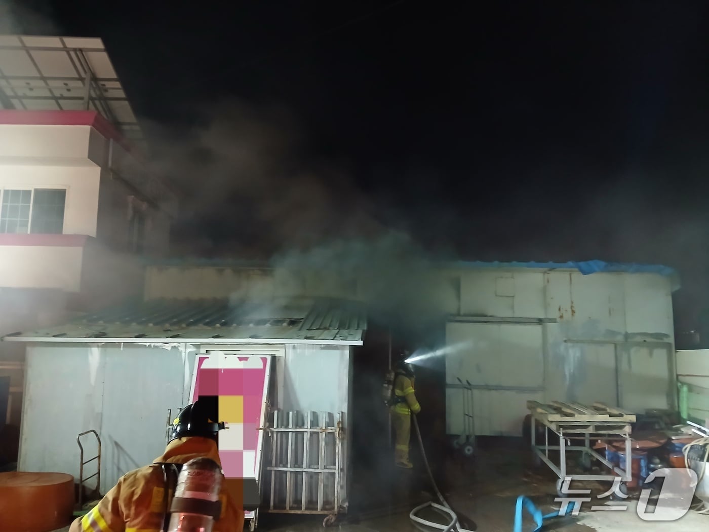 20일 오후 7시 24분쯤 경북 포항시 남구 구룡포읍 하정리 한 식당 외부 창고에서 불이 나 진화 대원들이 불을 끄고 있다.(경북소방본부 제공. 재판매 및 DB 금지)2026.4.21/뉴스1