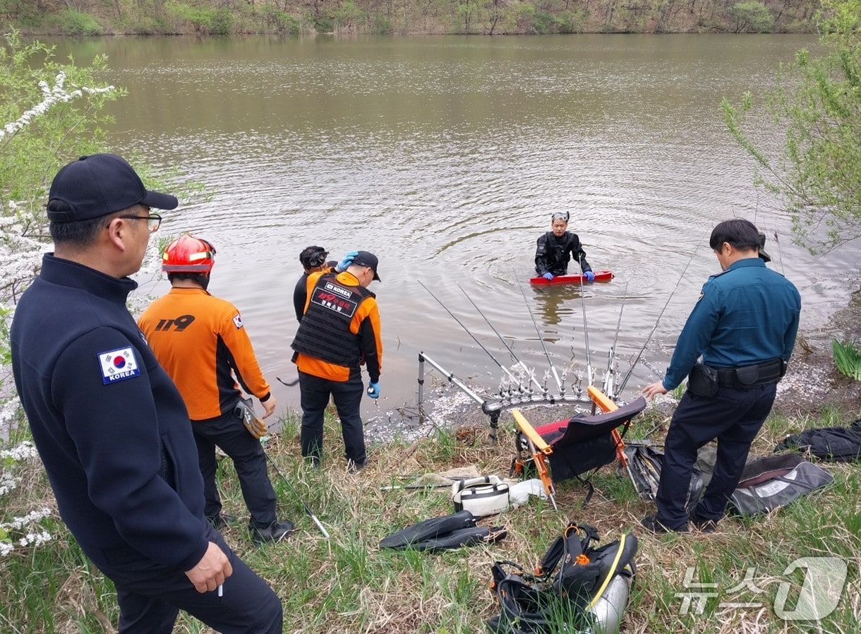 20일 오후 3시28분쯤 경북 청송군 주왕산면 지리 한 저수지에서 물에 빠진 70대를 구조대원들이 수색하고 있다.(경북소방본부 제공. 재판매 및 DB 금지)2026.4.21/뉴스1