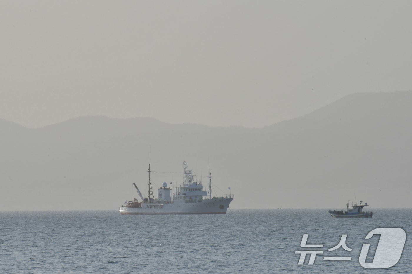 21일 오전 경북 포항시 북구 영일대해수욕장 앞 바다 상공 위로 황사와 희뿌연 초미세먼지가 가득하다. 2026.4.21 ⓒ 뉴스1 최창호 기자