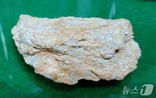 충북 영동군 일라이트 원석