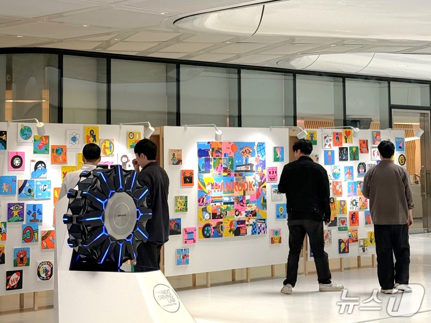  한국앤컴퍼니그룹 임직원들이 대전 한국테크노돔에서 열린 사내 전시 ‘한국(HANKOOK) 갤러리’를 관람하고 있다. (한국앤컴퍼니그룹 제공)