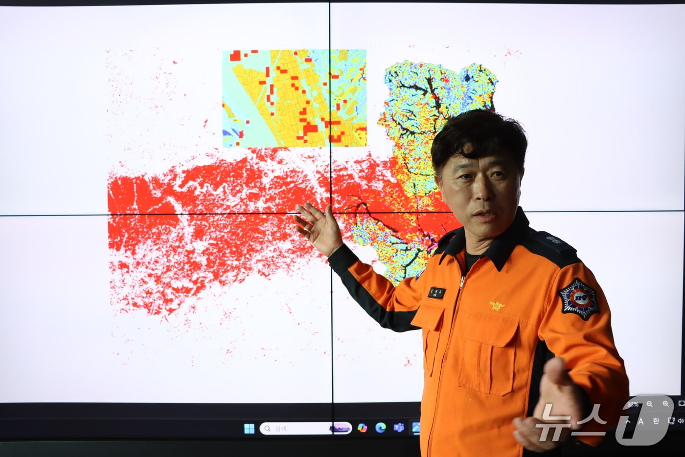 경북 영덕소방서가 AI기반 지리정보시스템(GIS)을 개발해 산불 발생 위험이 높은 지역 30곳에 대해 집중관리에 나섰다. 사진은 위성 자료를 분석한 자료를 소개하는 모습. (영덕소방서 제공, 재판매 및 DB금지) 2026.4.21/뉴스1 