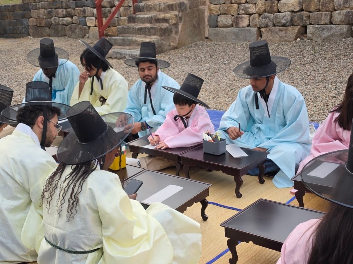 '부여 국가유산 야행' 외국인 팸투어 진행 모습.(부여군 제공. 재판매 및 DB금지)/뉴스1