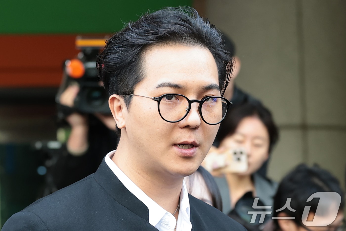 ‘부실 복무’ 혐의를 받는 송민호가 21일 서울 마포구 서울서부지방법원에서 열린 1차 공판을 마친 뒤 준비된 차량으로 이동하고 있다. 2026.4.21 ⓒ 뉴스1 권현진 기자