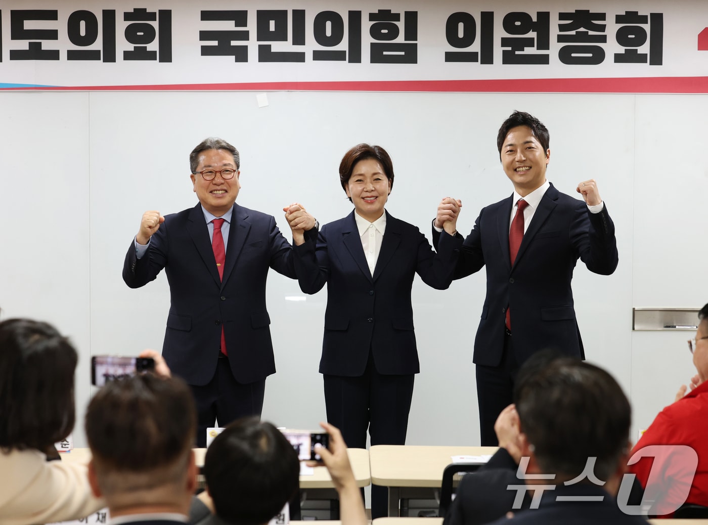 조광한·양향자·이성배 국민의힘 경기도지사 예비후보들이 21일 경기 수원시 영통구 경기도의회 중회의실에서 열린 '경기도의회 국민의힘 의원총회'에서 기념촬영을 하고 있다. 이날 조광한 에비후보는 사퇴, 국민의힘 경기지사 경선은 양향자, 이성배, 함진규 등 3명의 대결로 좁혀졌다. 2026.4.21 ⓒ 뉴스1 김영운 기자